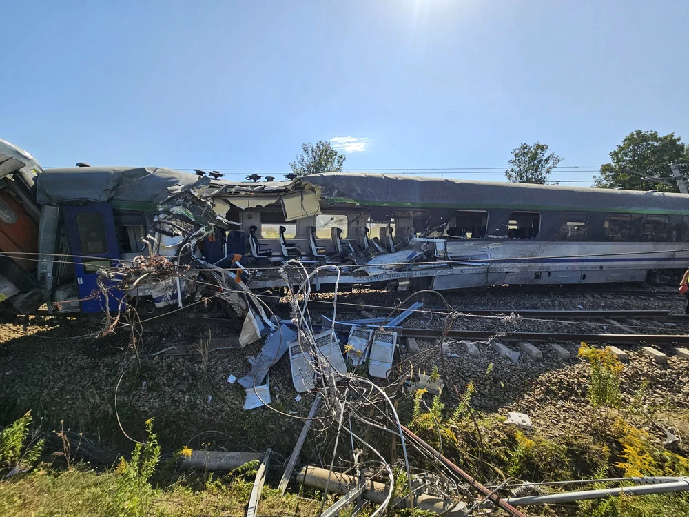 Accident feroviar în Polonia: tren cu ~95 de pasageri a deraiat după coliziunea cu un camion