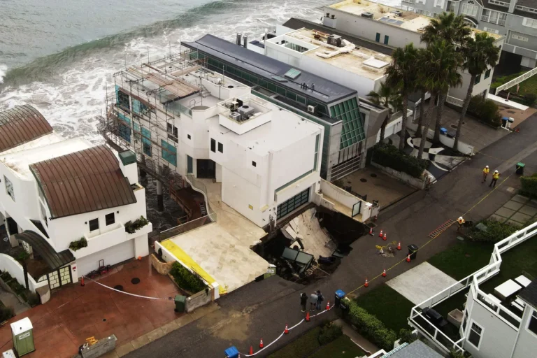 Zeci de proprietăți evacuate în Malibu după ce s-a produs un crater mare lângă casa cumpărată de Nicolas Cage