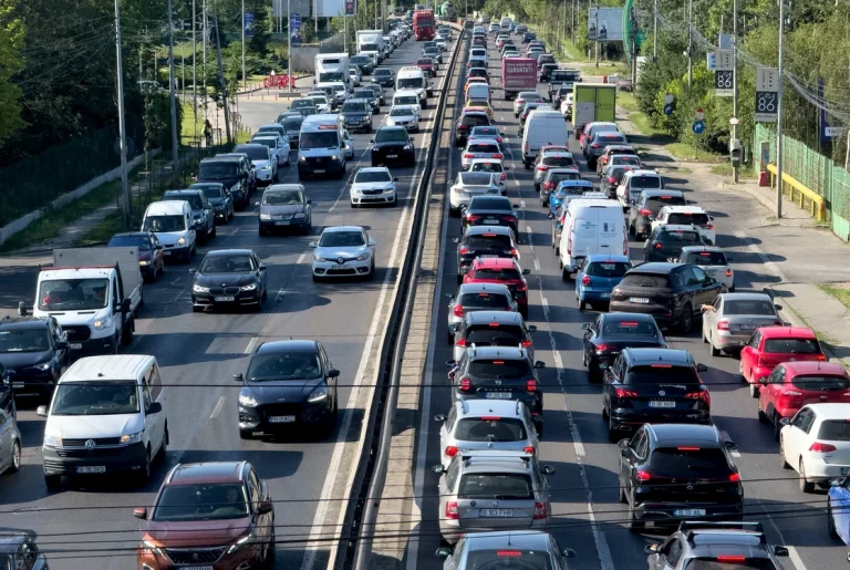 Românii petrec în medie aproape 18 ore pe lună pe navetă; în București-Ilfov depășesc 24 de ore