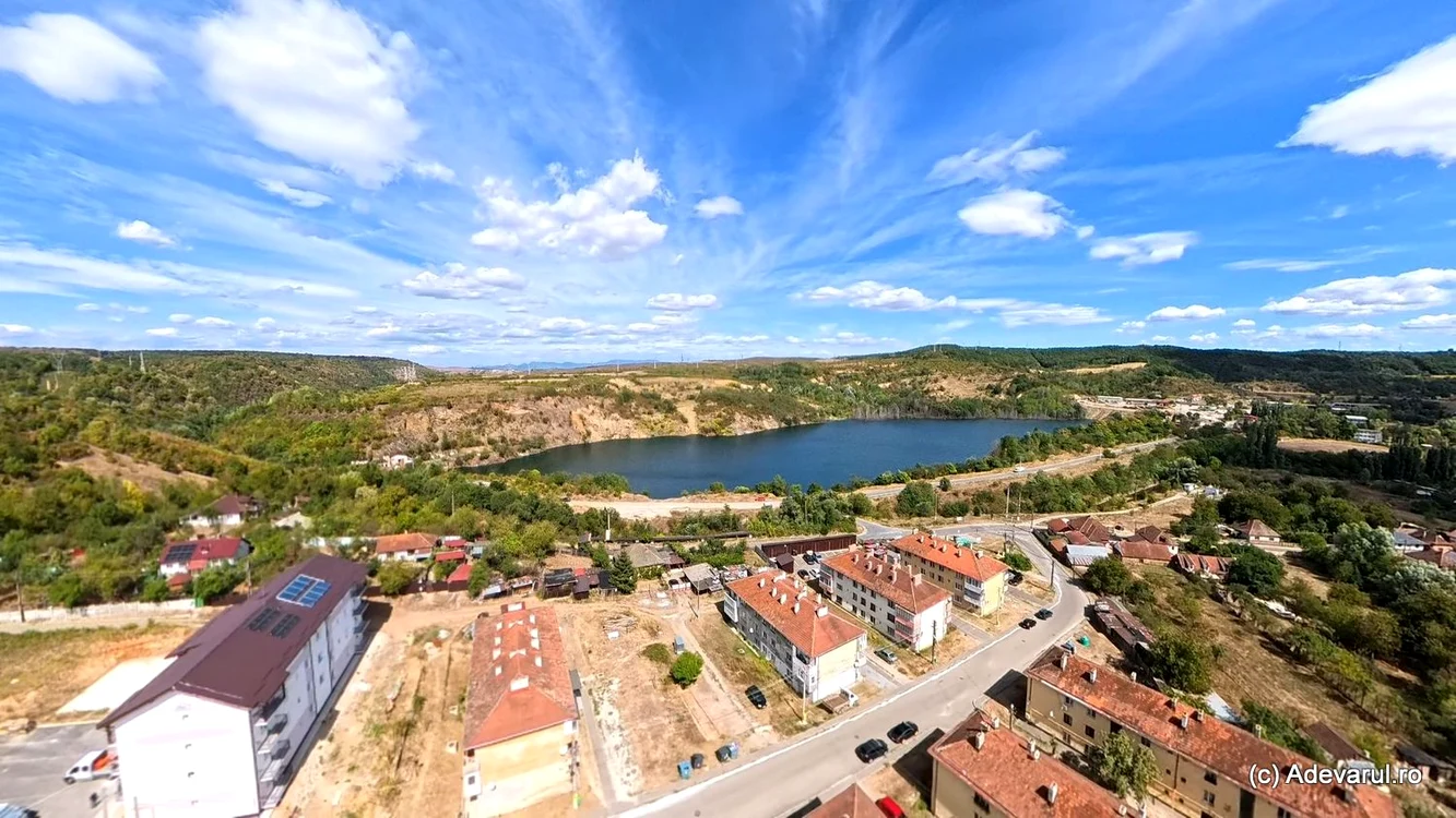 Lacul format în fosta carieră de la Teliucu Inferior s-a adâncit peste 100 m; autoritățile pregătesc o investiție turistică