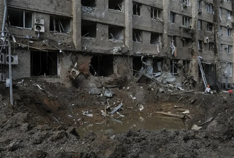 Ofensiva lentă a Rusiei erodează „centura de fortărețe” din Donbas, iar Ucraina trece în defensivă