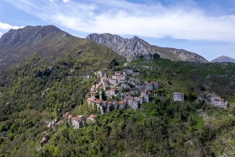 Lucchio, cătunul toscan construit aproape vertical unde mai trăiesc sub 30 de oameni