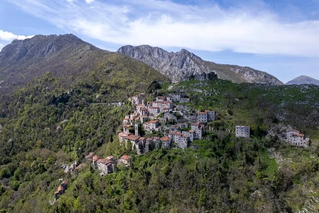 Lucchio, cătunul toscan construit aproape vertical unde mai trăiesc sub 30 de oameni