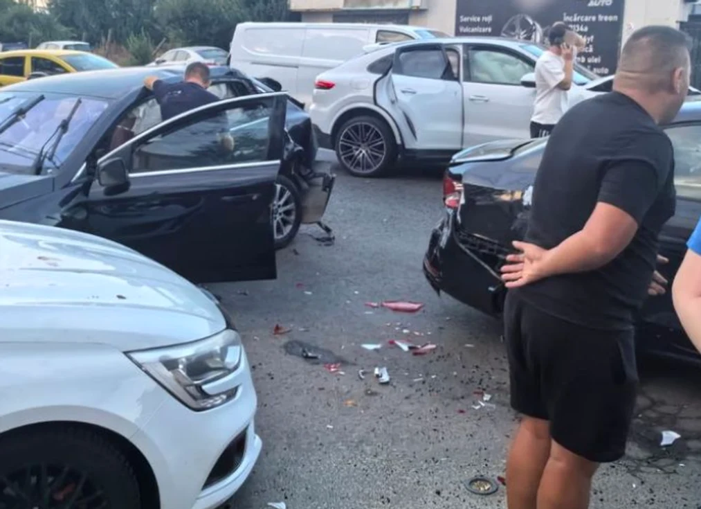 Adolescent de 17 ani fără permis, depistat drogat după un accident în București; trei persoane rănite