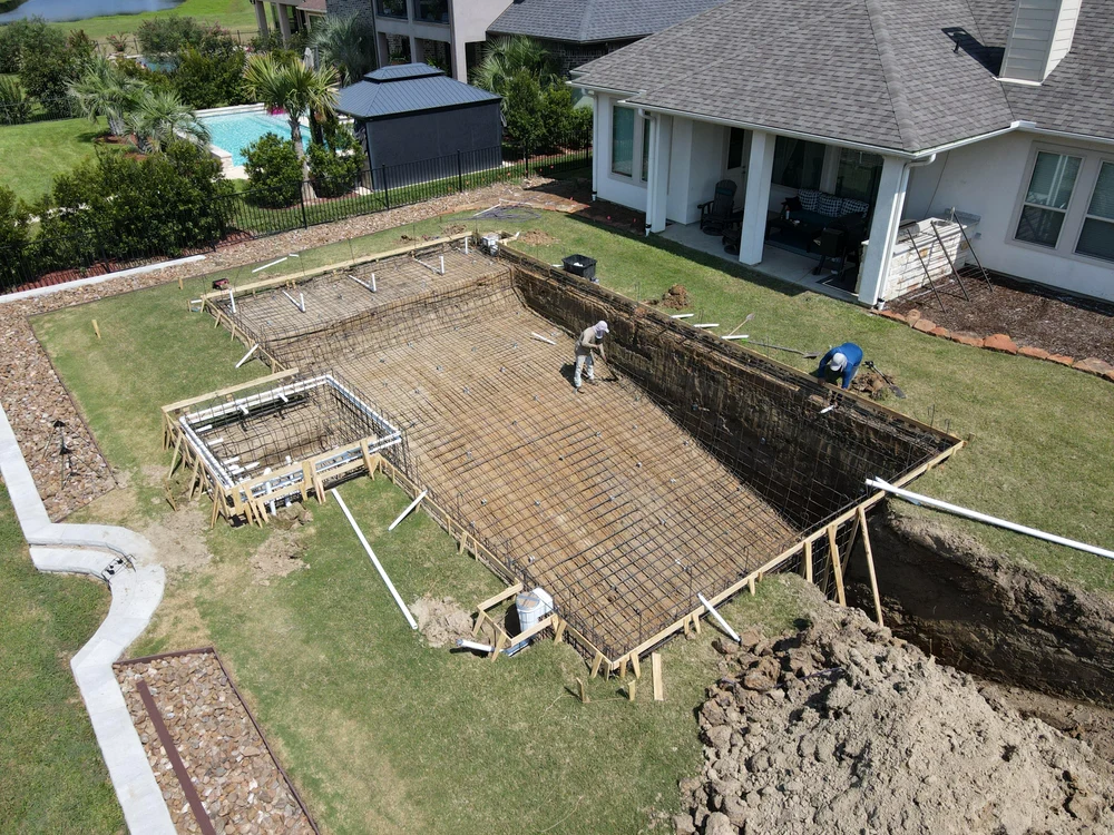 Un francez a găsit aur de circa 700.000 € în curte în timp ce săpa o piscină. Autorităţile i-au dat comoara
