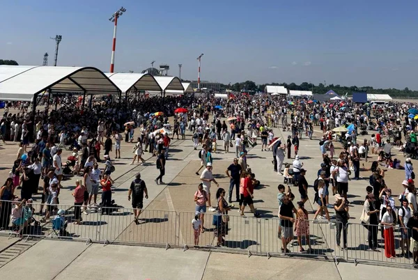 Record de audiență la BIAS 2026: 450.000 de spectatori la show-ul aviatic de pe Aeroportul Băneasa