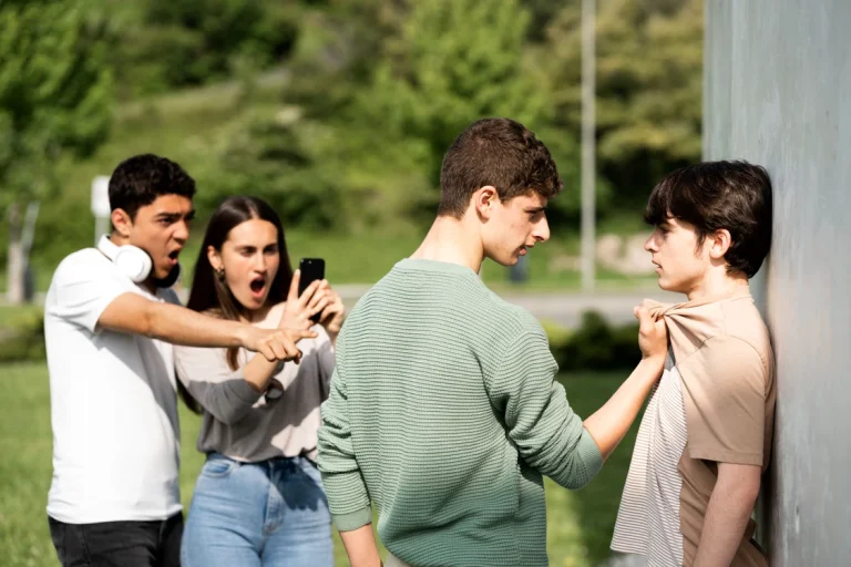 Danemarca propune ca profesorii să poată imobiliza elevii violenți în anumite situații