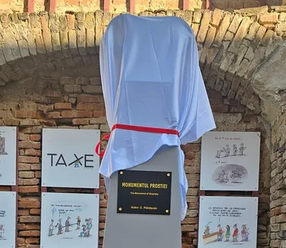Costel Pătrășcan a inaugurat la Brăila „Monumentul Prostiei”, reprezentat prin simbolul infinitului