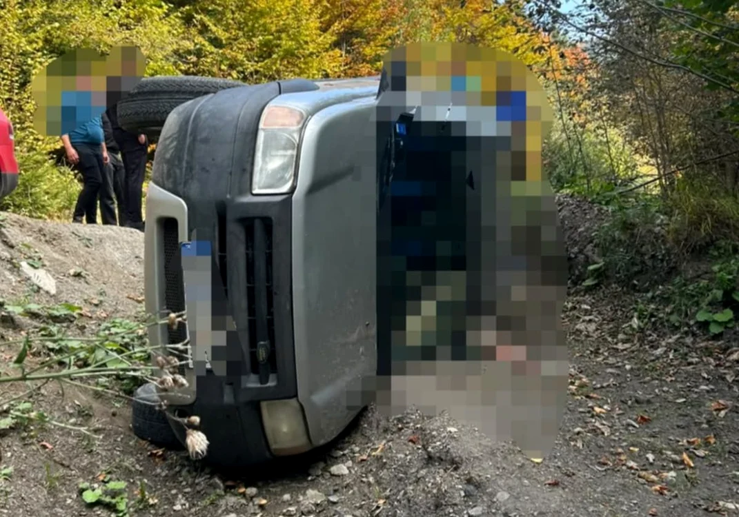 Doi soți în vârstă, găsiți decedați într-un autoturism răsturnat pe Valea Doftanei