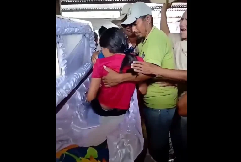 O adolescentă din Guatemala s-a trezit în sicriu în timpul propriului priveghi; procurorii au deschis anchetă