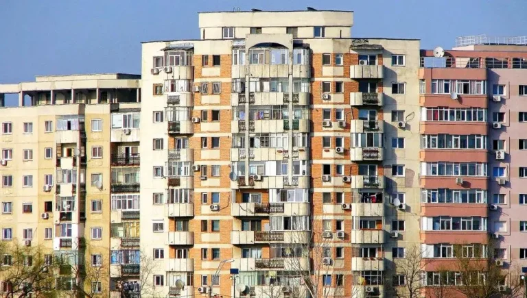 România, campioană europeană la creșterea prețurilor locuințelor: cât din salariu ajunge la rată pentru un apartament