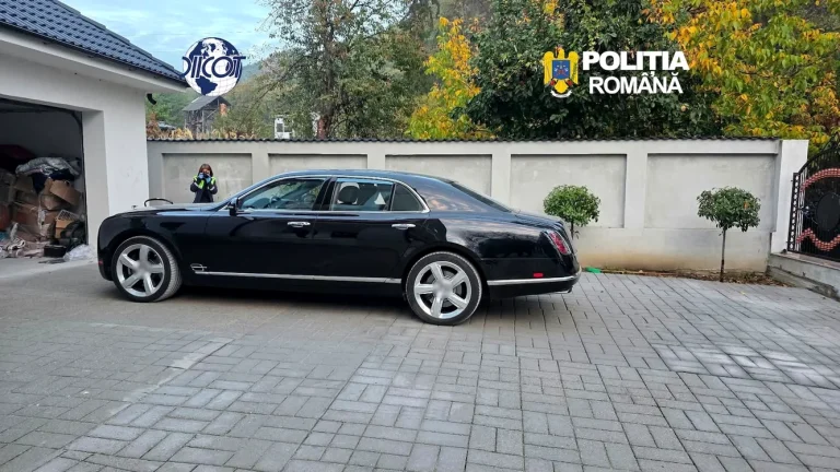 DIICOT și FBI destructurează o grupare care aducea din SUA mașini de lux și spăla bani în România
