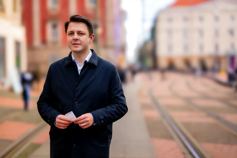 Viceprimarul Timișoarei, Ruben Lațcău, anchetat după ce a intrat cu mașina într-un tramvai