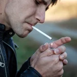 Unii cercetători AI din Silicon Valley recurg la fumat, convinși că tehnologia va vindeca cancerul