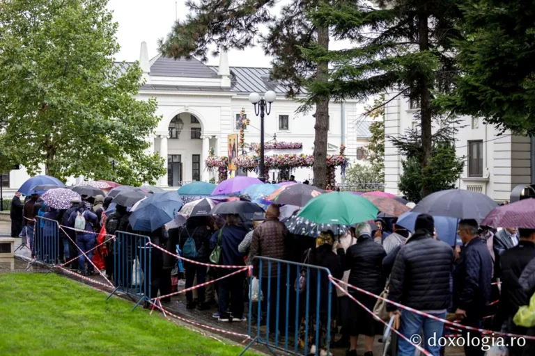 Scandal la Catedrala Mitropolitană din Iași: patru persoane amendate după ce au încercat să sară rândul la moaște