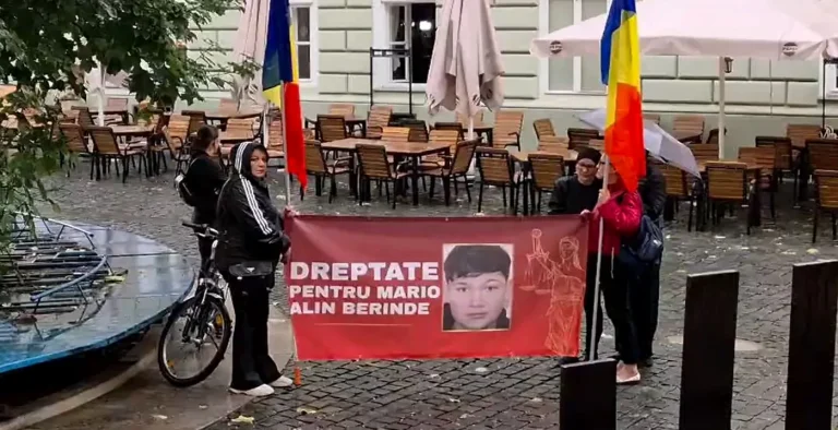 Protest la Cenei în fața locuinței unui adolescent implicat în cazul uciderii lui Mario Berinde; au intervenit jandarmii