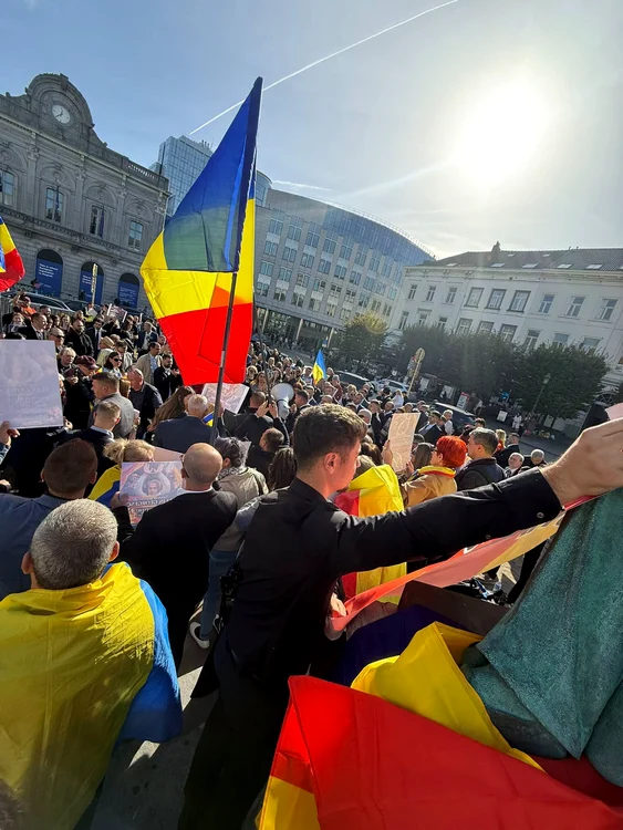 Simion cere Parlamentului European să monitorizeze dosarele lui Călin Georgescu și protestează la Bruxelles