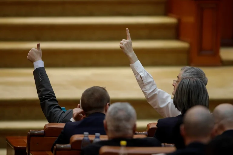 De ce votează PNL un guvern în care nu intră: strategia în cazul cabinetului Niculescu