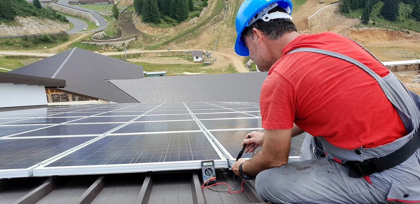 Ce faci când se strică un sistem fotovoltaic: piese înlocuibile, durata reparațiilor și cine plătește