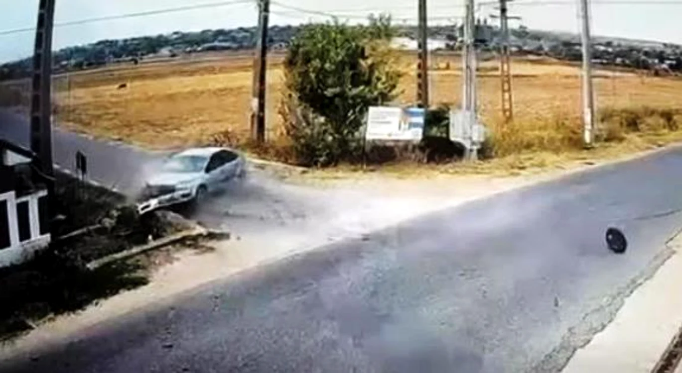 Fetiță de 7 ani rănită ușor după ce un vecin beat a furat mașina în care se afla și a izbit un cap de pod