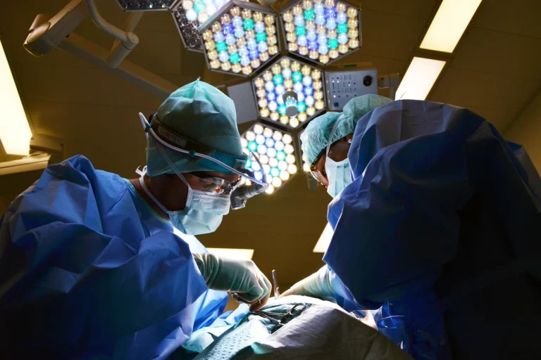 Spitalul „Prof. Dr. Theodor Burghele” extinde chirurgia urologică asistată robotic pentru pacienții cu cancer