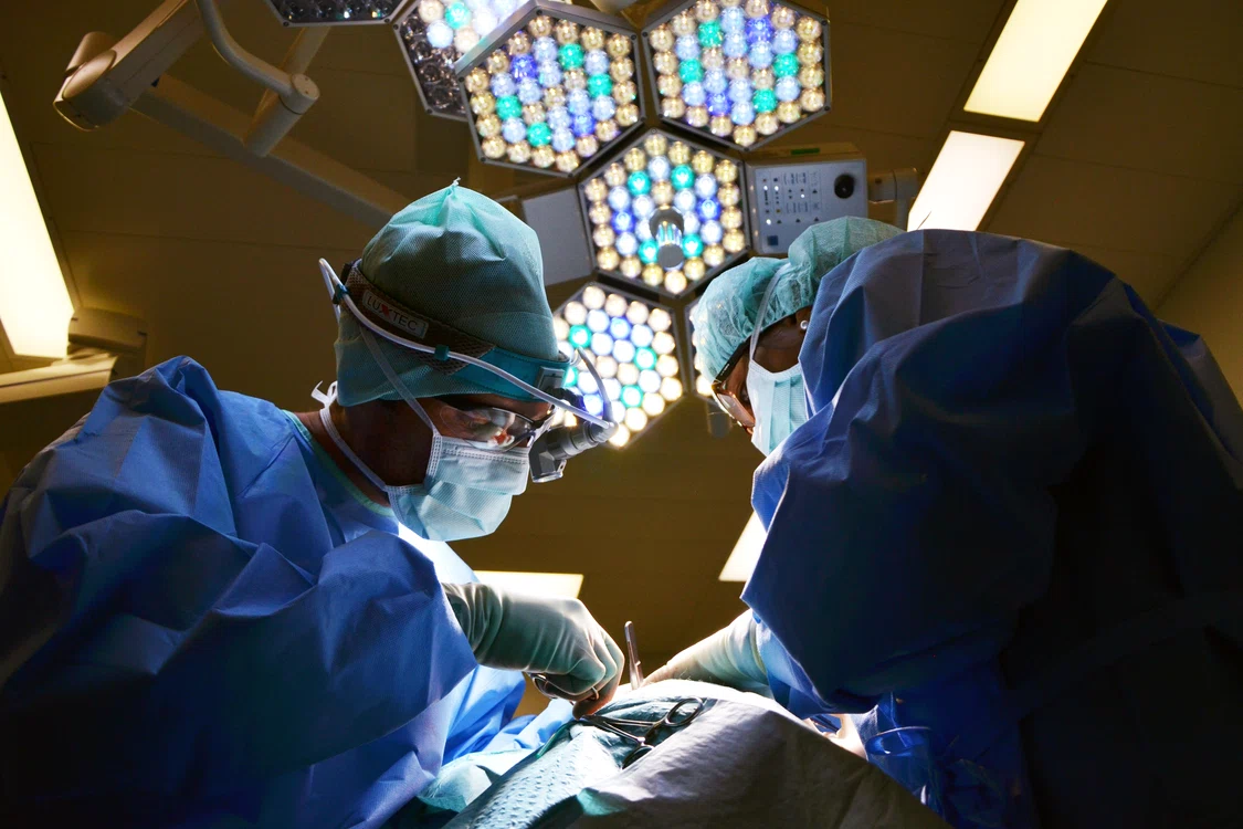 Spitalul „Prof. Dr. Theodor Burghele” extinde chirurgia urologică asistată robotic pentru pacienții cu cancer