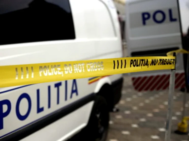 Mama acuzată că a lăsat să moară copilul de 2 ani și 9 luni, trimisă în judecată; concubinul, anchetat pentru rele tratamente