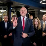 Premierul Letoniei propune un gest simbolic: o bere în minus pentru a sprijini Ucraina