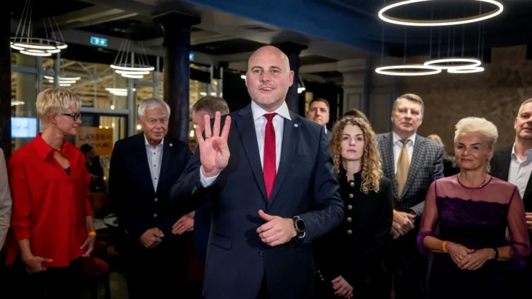 Premierul Letoniei propune un gest simbolic: o bere în minus pentru a sprijini Ucraina