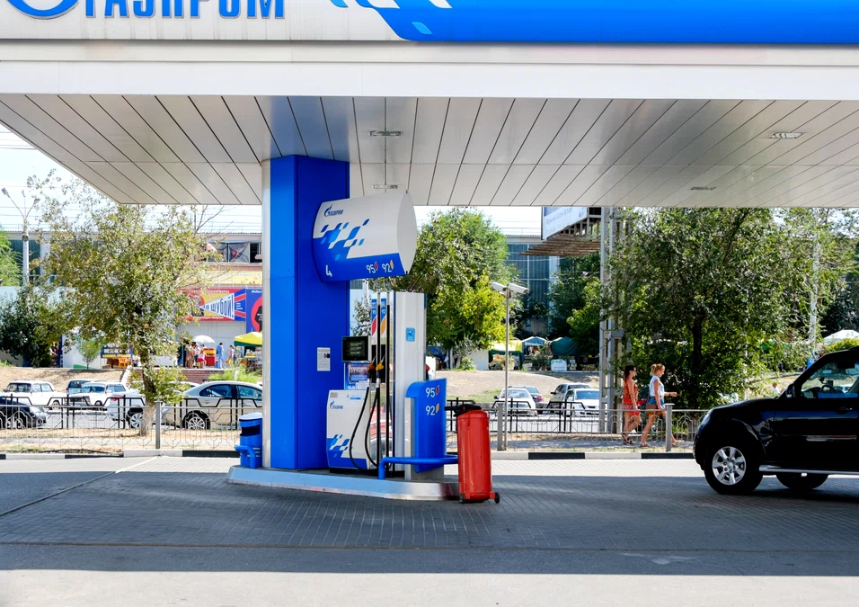 Fostul şef eMAG și partenerul său român au preluat rețeaua de benzinării Gazprom din România