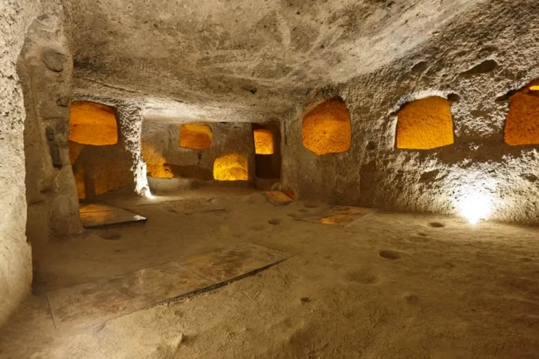 Orașul subteran Derinkuyu, redescoperit în 1963: tuneluri, biserici și spații pentru mii de oameni