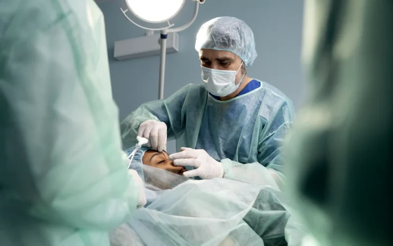 Un adolescent din India a fost operat după ce o umflătură de deasupra ochiului s-a dovedit a fi un dinte canin