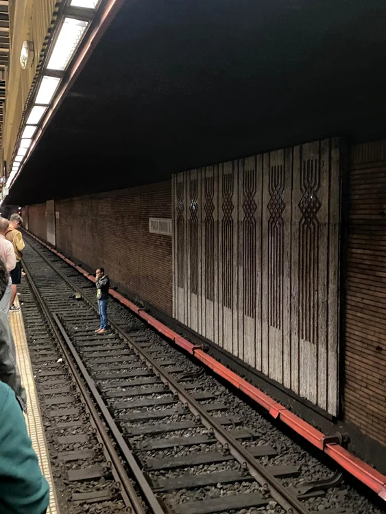 Intervenție la metrou, după ce o persoană a coborât pe șine la Piața Unirii 1