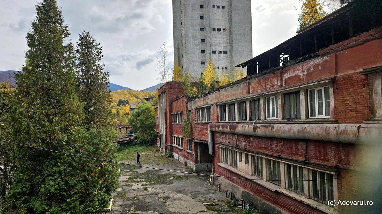Lupeni, orașul minier care a pierdut mii de locuri de muncă: uzine în ruină și un coș de fum de 220 m care domină orașul
