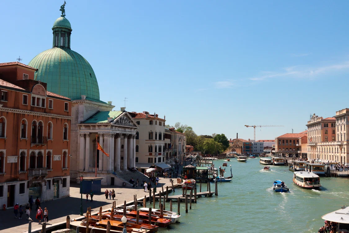 Un calcan de 156 de euro i-a surprins pe doi turiști în Veneția; restaurantul susține că prețul era afișat