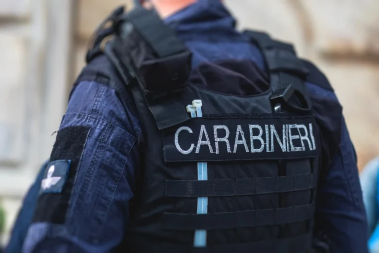 O româncă găsită moartă lângă o benzinărie din Italia; partenerul audiat ore întregi