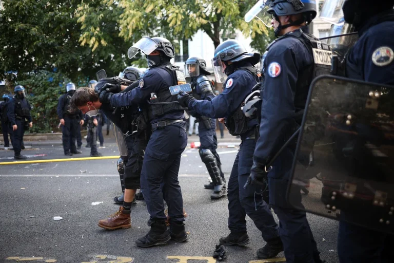 Protestele elevilor din Franța se extind: marșuri neautorizate, 61 de arestări la Paris și incidente în mai multe orașe