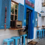 Patron din Ancona a transformat o maşină parcată pe terasă într-o masă improvizată pentru a da o lecţie şoferilor