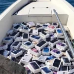 Scene inedite în Strâmtoarea Ormuz: iranieni recuperează iPhone-uri și parfumuri de pe o navă scufundată