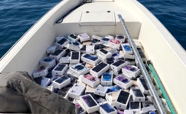 Scene inedite în Strâmtoarea Ormuz: iranieni recuperează iPhone-uri și parfumuri de pe o navă scufundată