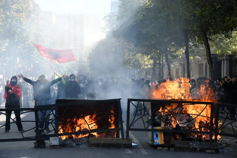 Proteste violente la Tirana: sute de arestări în a cincea zi de contestare a guvernului Rama