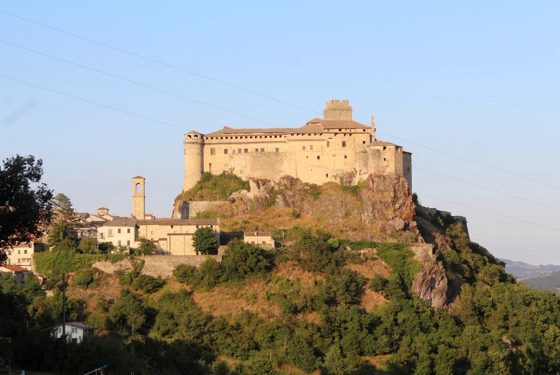 Cetatea Bardi: fortăreața de pe stâncă cu peste 1.100 de ani și legenda iubirii tragice