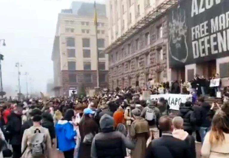 Sute de persoane protestează la Kiev și cer demisia primarului Vitali Klitschko