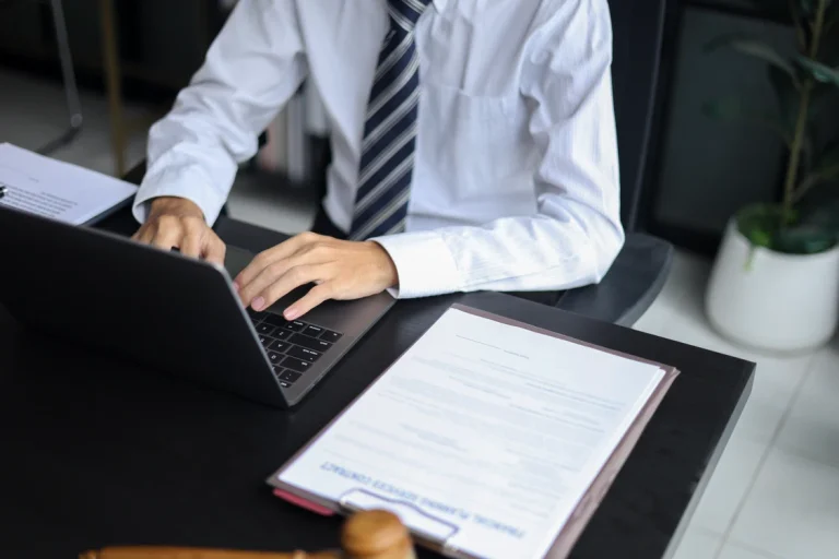 Proiect de lege din Senat, criticat pentru restrângeri care ar limita consultanța juridică online și utilizarea AI