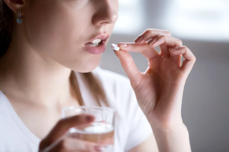 De ce nu trebuie să luăm antibiotice la răceală: riscuri și greșeli frecvente ale automedicației