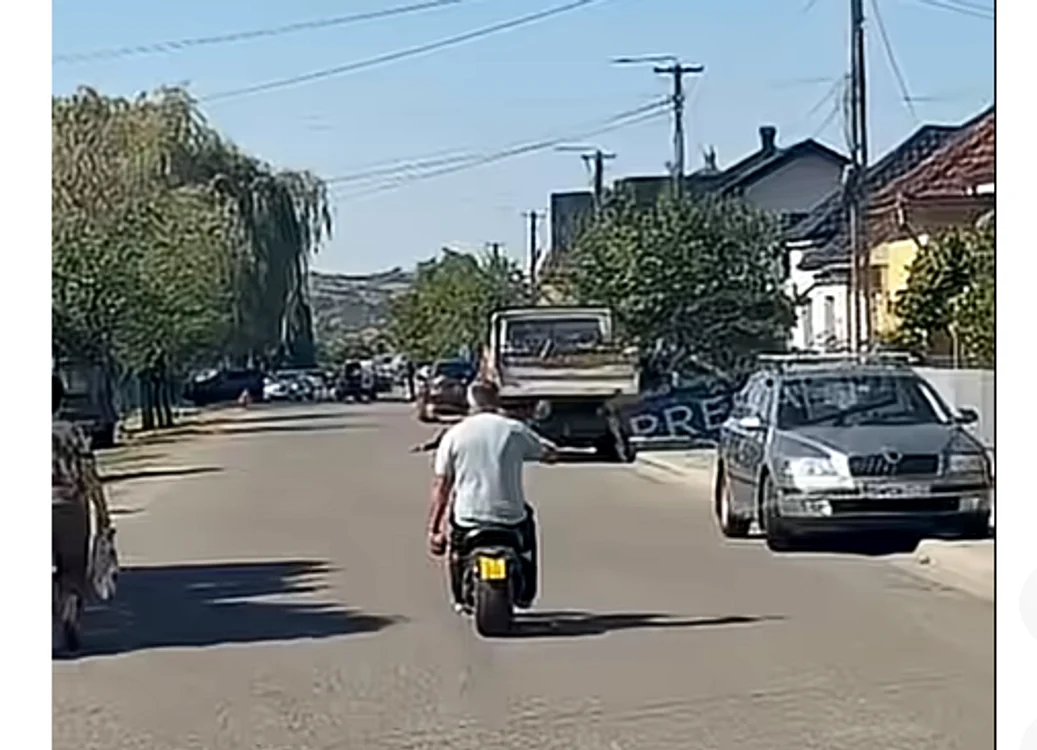 Viceprimar din Vama, Satu Mare, a transportat un obuz activ cu scuterul până la poliție