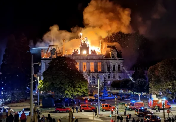 Violențe și jafuri în Franța: clădiri istorice distruse, 1.200 de arestări și străzi devastate