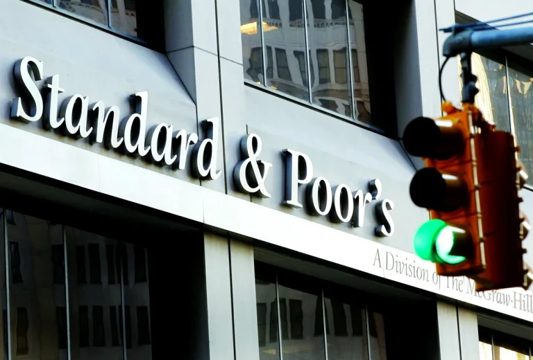 S&P decide vineri asupra ratingului României. Ce riscuri prezintă o eventuală retrogradare
