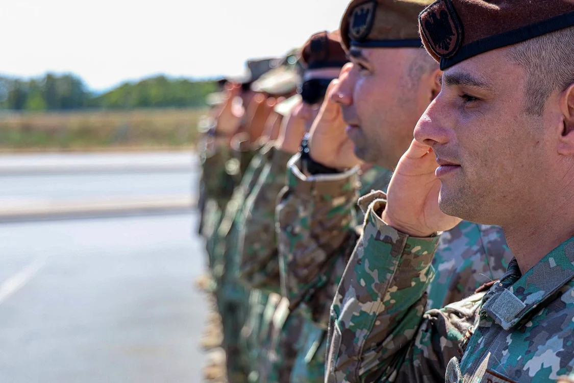 General NATO avertizează: Întârzierea aplicării legii ar putea forța România să reintroducă stagiul militar obligatoriu