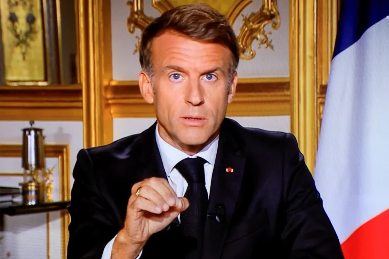 Macron condamnă violențele şi cere răspunsuri după distrugerile din protestele din Franța